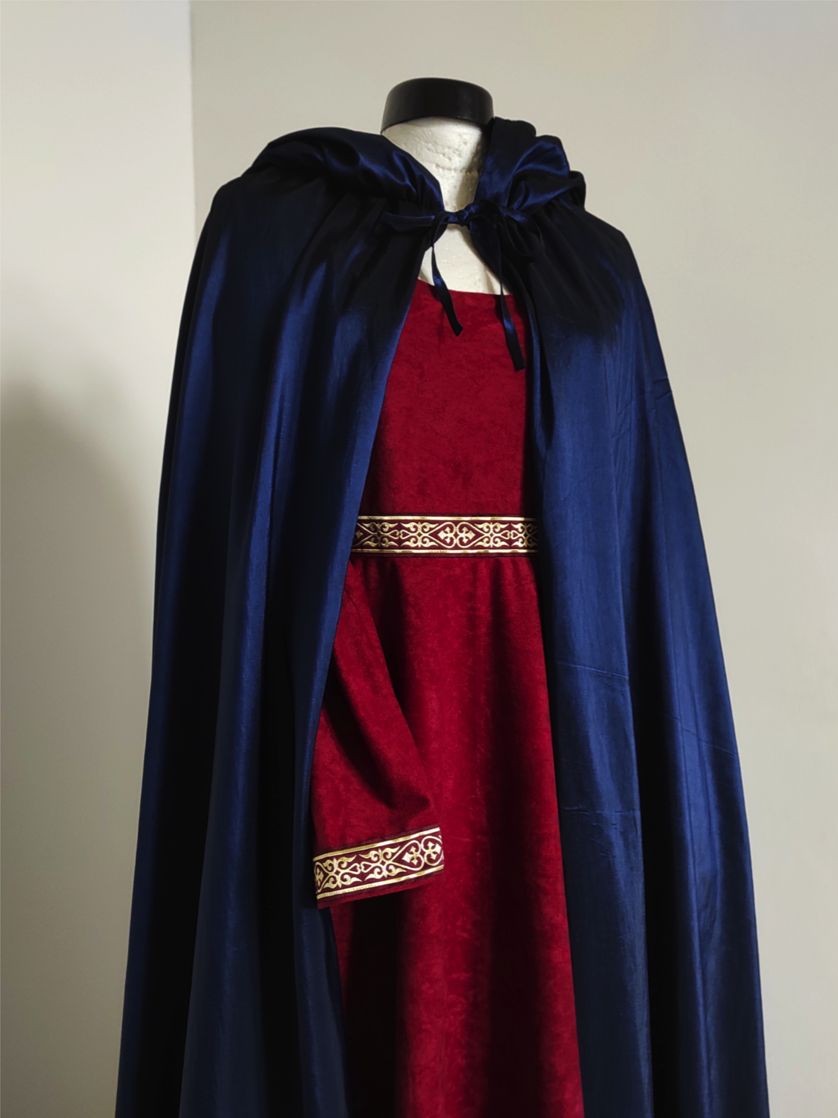 Robe avec cape médiévale bordeaux