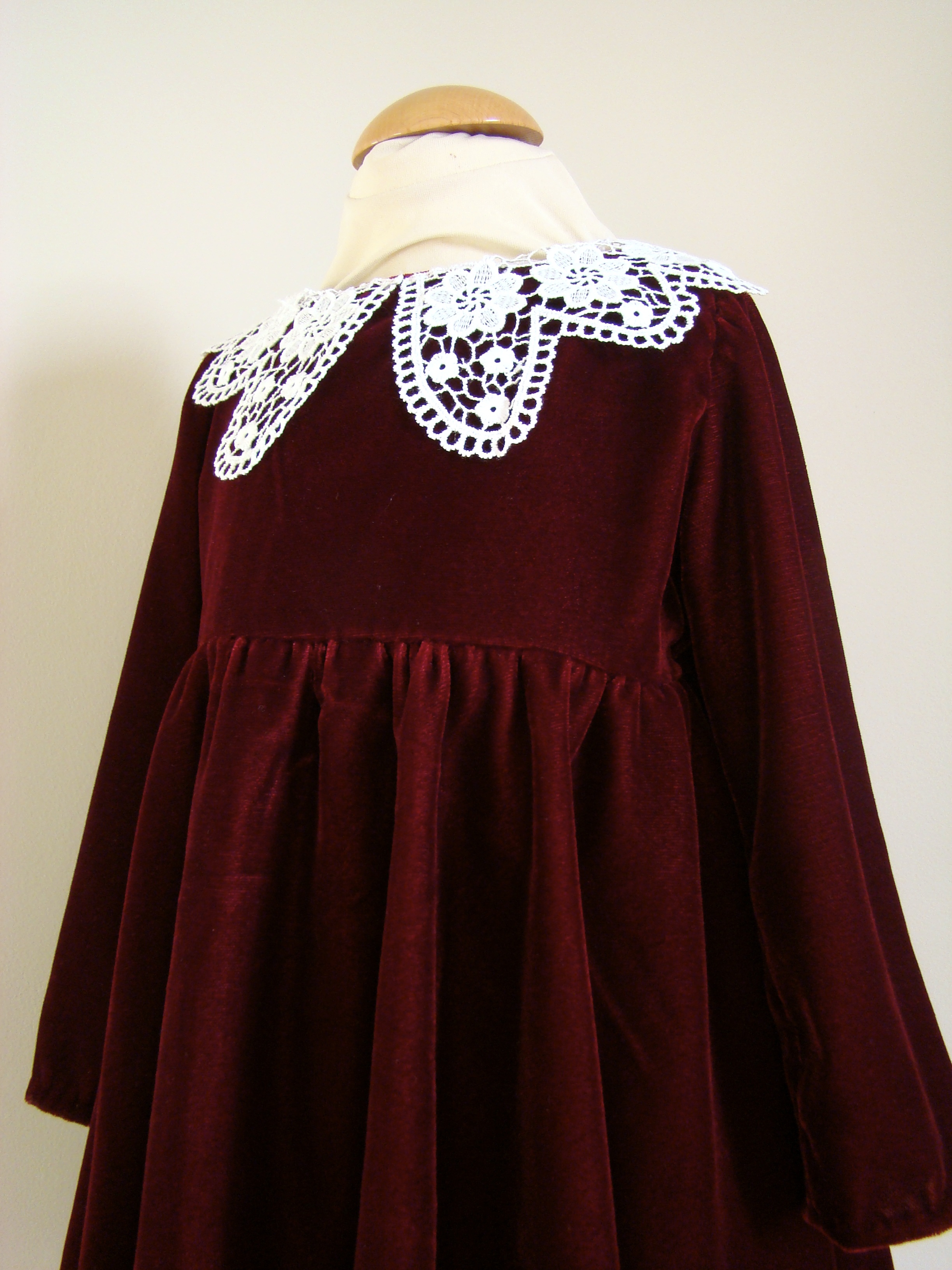 Robe velours bordeaux à col Claudine en dentelle