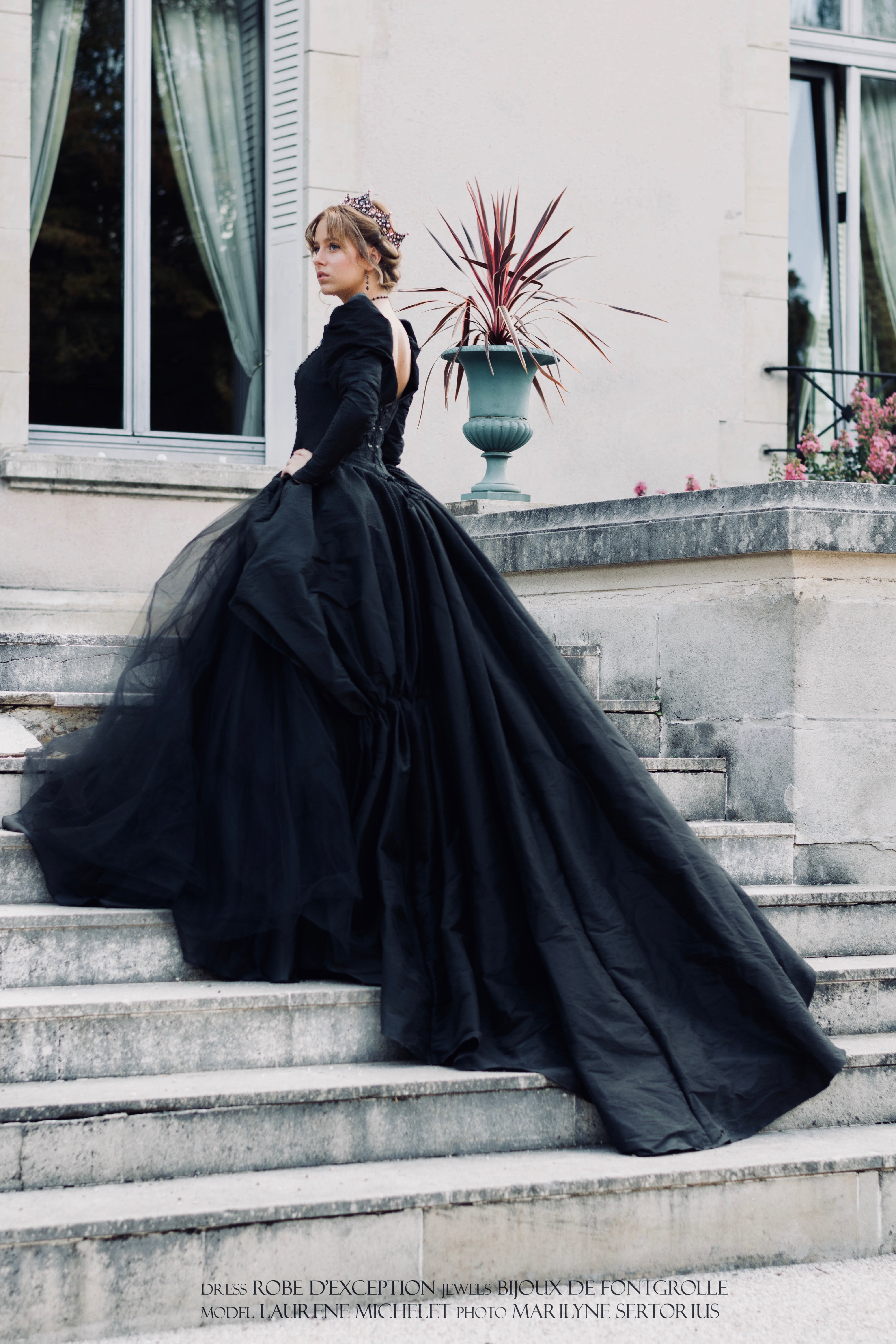 Queen dress Renaissance in black silk