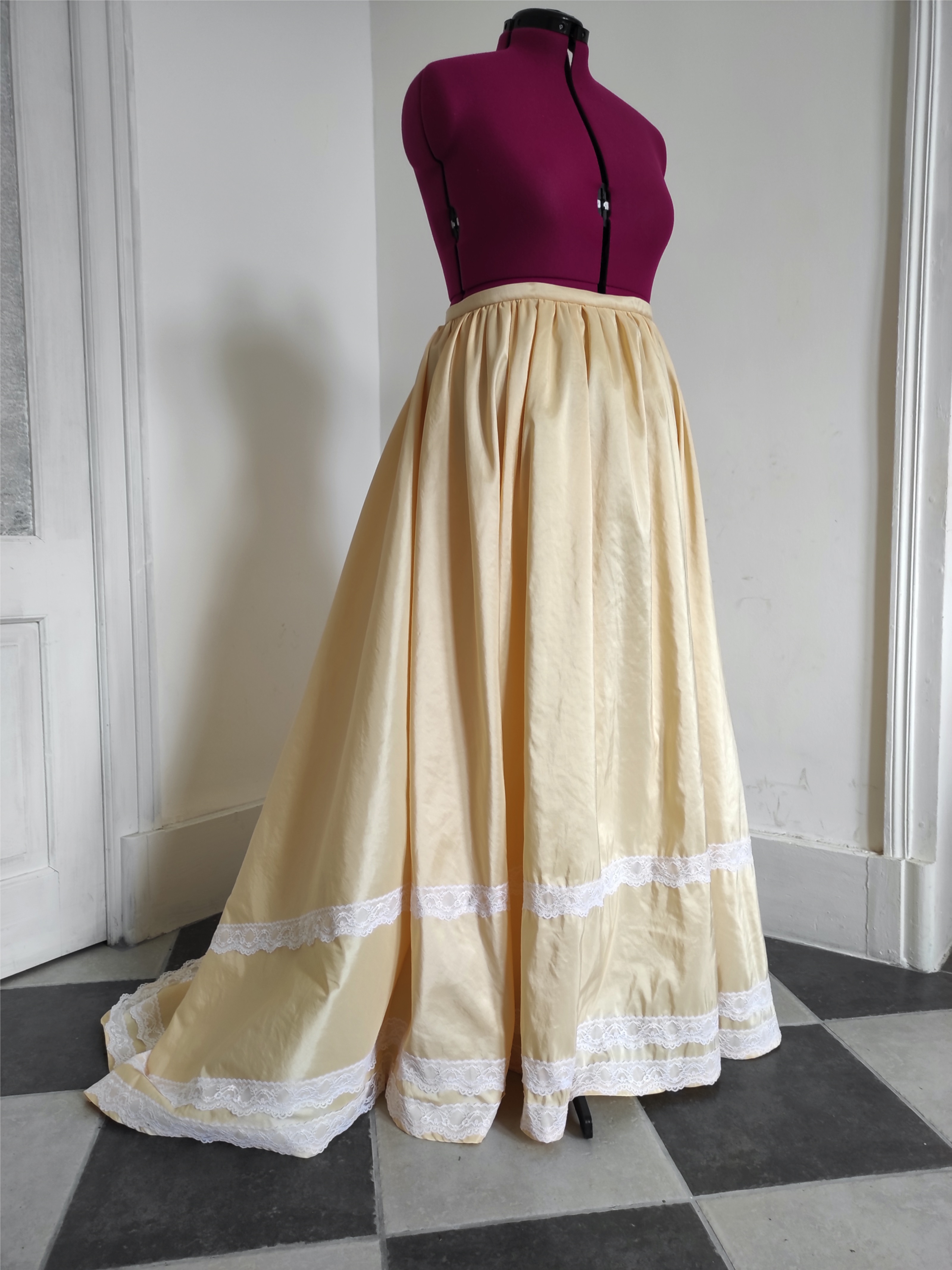 ANCIENNE ROBE ENFANT/ piqué /coton/entièrement cousue main/volant dentelle (A97