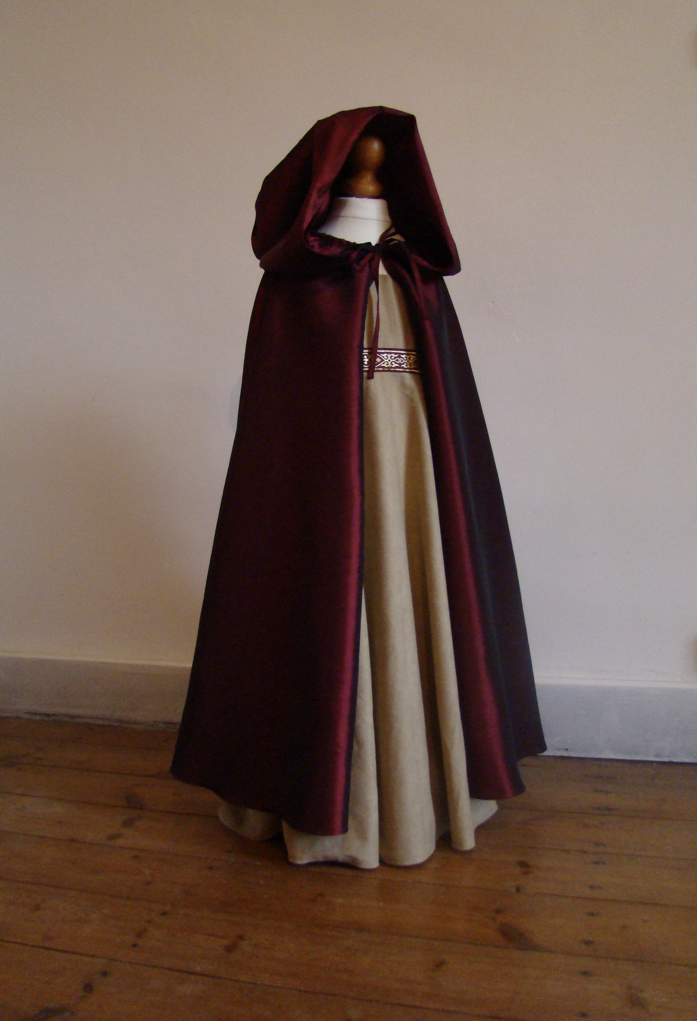 Robe et cape medievale pour fille Noblesse